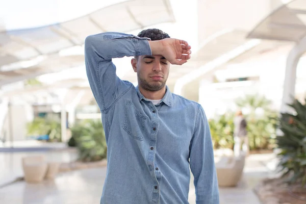 Jovem Bonito Homem Olhando Estressado Cansado Frustrado Secando Suor Fora — Fotografia de Stock
