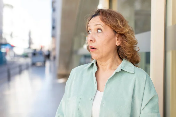 Μεσήλικας Γυναίκα Αισθάνεται Σοκαρισμένος Και Έκπληκτος Ψάχνει Αντιγράψει Χώρο Στο — Φωτογραφία Αρχείου