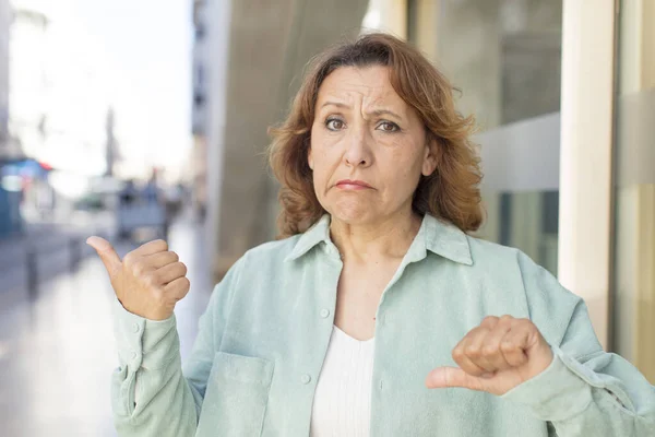 Mujer Mediana Edad Sintiéndose Confundida Despistada Insegura Ponderando Bueno Malo —  Fotos de Stock