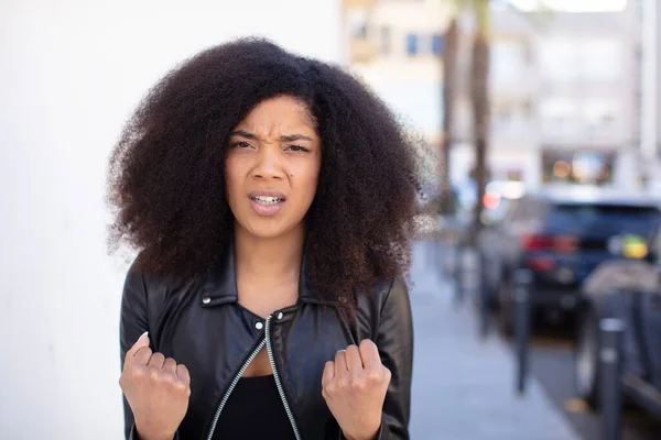 Mujer Bonita Afroamericana Gritando Agresivamente Con Mirada Molesta Frustrada Enojada —  Fotos de Stock
