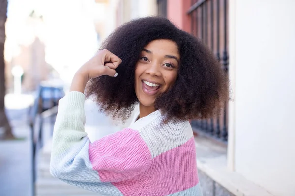 Afrikansk Amerikansk Vacker Kvinna Känner Sig Lycklig Positiv Och Framgångsrik — Stockfoto
