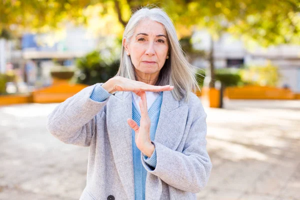 Yaşlı Emekli Güzel Beyaz Saçlı Kadın Ciddi Sert Kızgın Canı — Stok fotoğraf