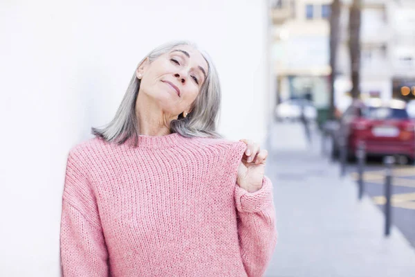 Senior Gepensioneerde Mooie Witte Haar Vrouw Zoek Arrogant Succesvol Positief — Stockfoto