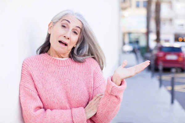Пожилая Женщина Белыми Волосами Выглядящая Удивленной Потрясенной Опущенной Челюстью Держащей — стоковое фото