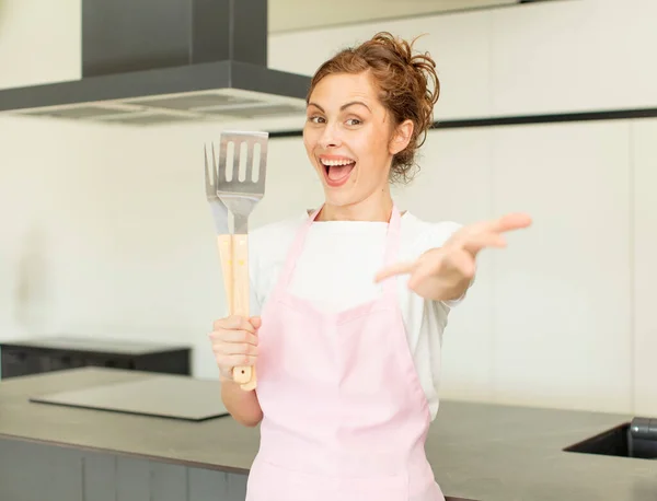 Young Pretty Woman Smiling Happily Offering Showing Concept Home Chef — Stock Photo, Image