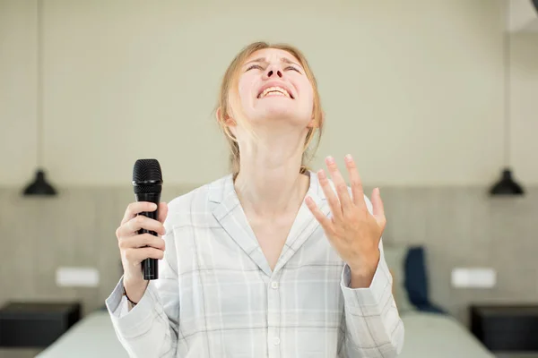 Młoda Ładna Kobieta Krzyczy Rękami Górze Koncepcja Mikrofonu — Zdjęcie stockowe