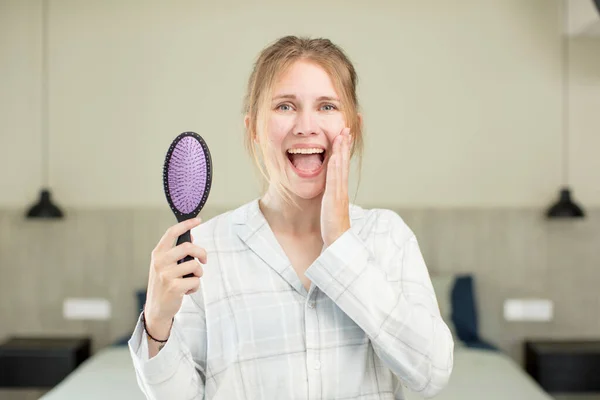 Young Pretty Woman Feeling Happy Astonished Something Unbelievable Hair Comb — Stock Photo, Image