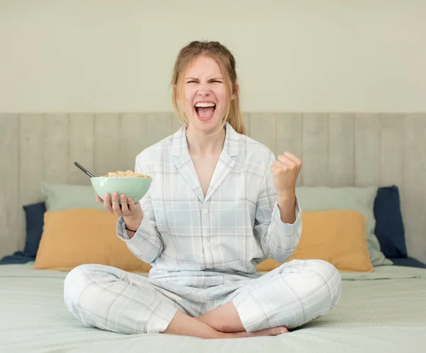Young Pretty Woman Looking Angry Annoyed Frustrated Breakfast Bowl Concept — Stock Photo, Image