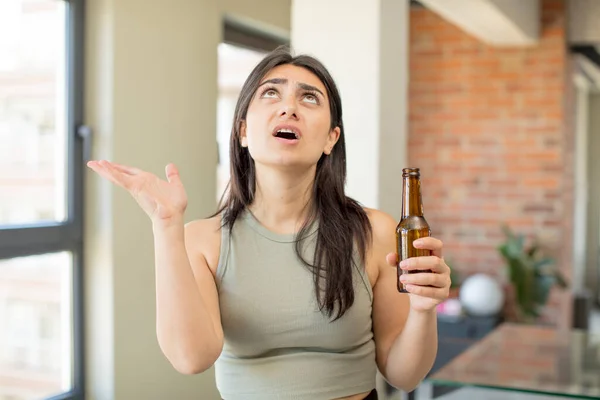 Mujer Joven Gritando Con Las Manos Alto Botella Cerveza — Foto de Stock