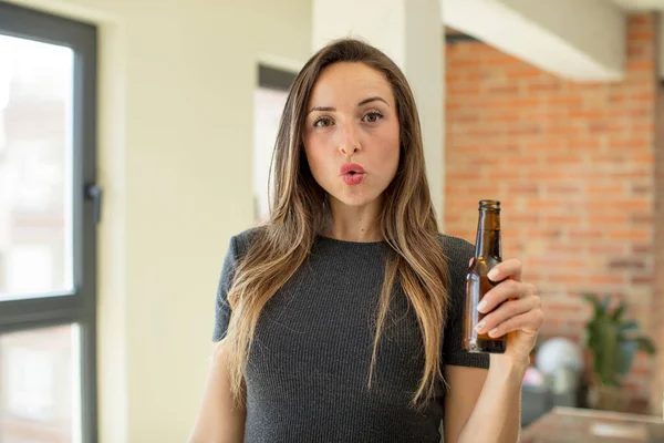 Mujer Bonita Sintiéndose Extremadamente Sorprendido Sorprendido Botella Cerveza —  Fotos de Stock