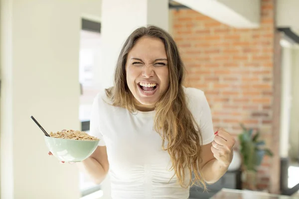 Mujer Bonita Mirando Enojado Molesto Frustrado Concepto Plato Desayuno — Foto de Stock
