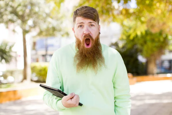 Zrzavé Vlasy Mladý Dospělý Muž Pocit Extrémní Šok Překvapení Dotykovou — Stock fotografie