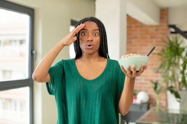 Czarna Afro Kobieta Wygląda Szczęśliwą Zdumioną Zaskoczoną Koncepcja Miski Śniadaniowej — Zdjęcie stockowe