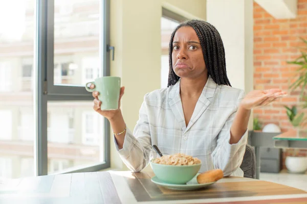 Negra Afro Mujer Encogiéndose Hombros Sintiéndose Confusa Incierta Concepto Desayuno —  Fotos de Stock
