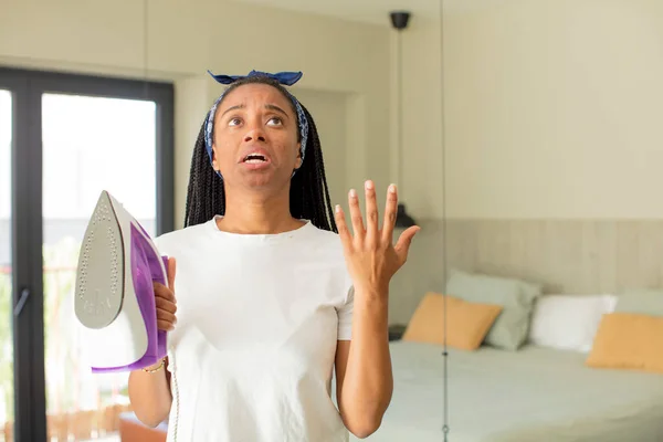 Schwarze Afro Frau Schreit Mit Erhobenen Händen Der Luft Haushälterkonzept — Stockfoto