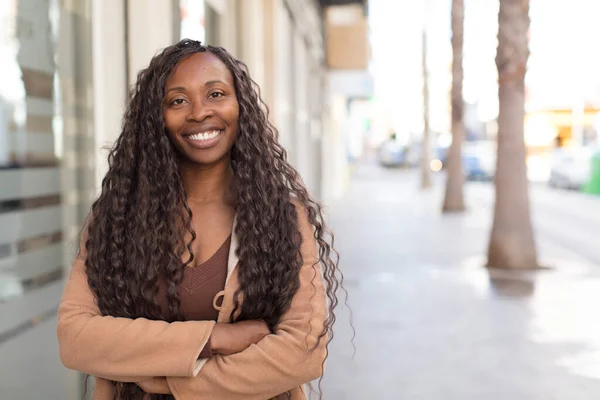 Afro Güzel Siyah Kadın Kameraya Çapraz Kollarıyla Gülümsüyor Mutlu Kendinden — Stok fotoğraf