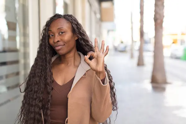 Afro Güzel Siyahi Kadın Mutlu Rahat Tatmin Olmuş Hissediyor Onayını — Stok fotoğraf