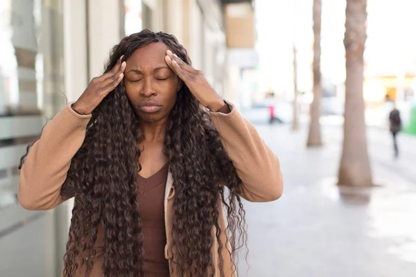 アフリカの黒人女性は額に手で集中し思慮深く刺激を受けブレインストーミングし想像力を働かせ — ストック写真