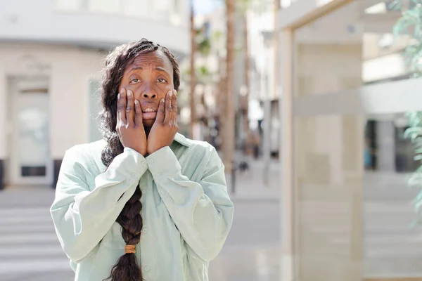 Afro Güzel Siyah Kadın Şok Olmuş Korkmuş Hissediyor Elleri Yanaklarında — Stok fotoğraf