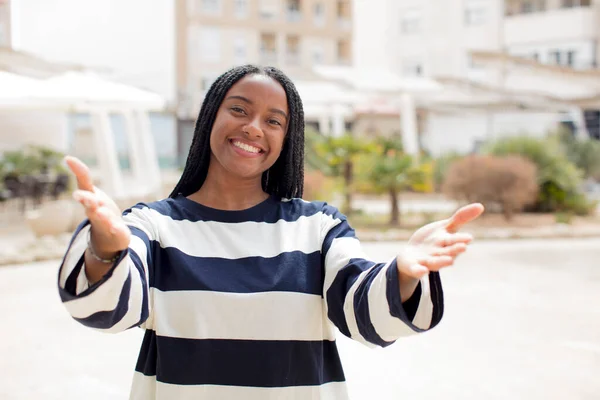 Afro Mooie Zwarte Vrouw Glimlachend Vrolijk Het Geven Van Een — Stockfoto
