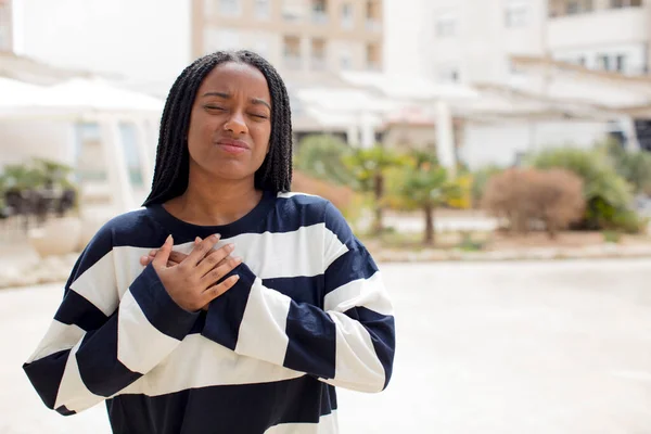 Afro Bonita Mujer Negra Que Parece Triste Herida Con Corazón —  Fotos de Stock