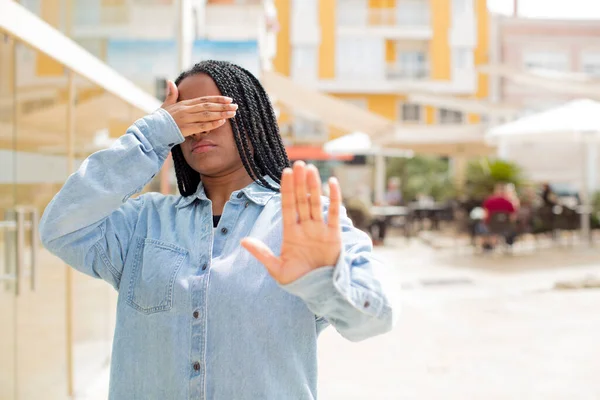 Afro Söt Svart Kvinna Som Täcker Ansiktet Med Handen Och — Stockfoto