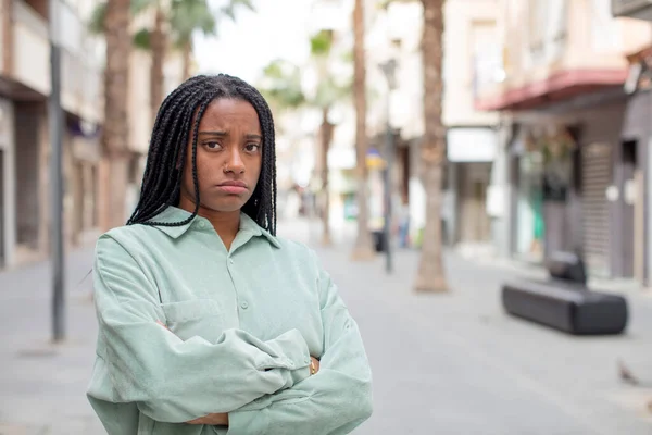 非洲漂亮的黑人妇女感到不高兴和失望 看上去严肃 恼怒和愤怒 双手交叉 — 图库照片