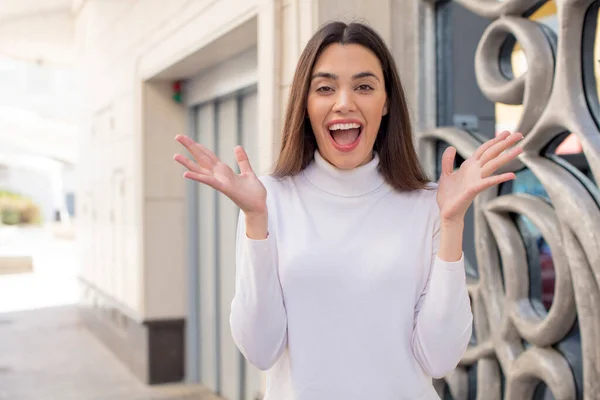 Mujer Adulta Bastante Joven Mirando Feliz Emocionado Sorprendido Con Una —  Fotos de Stock