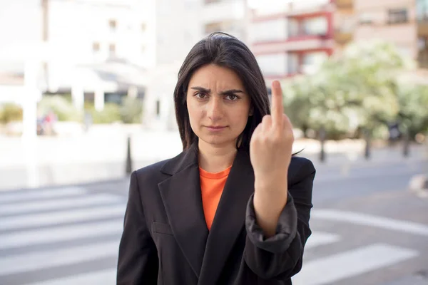 Güzel Bir Kadın Kızgın Sinirli Asi Agresif Hissediyor Orta Parmağını — Stok fotoğraf