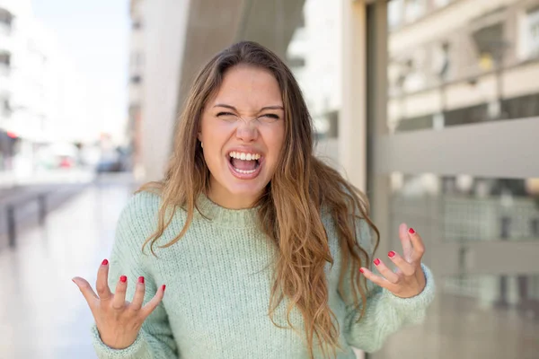 Όμορφη Ισπανίδα Γυναίκα Που Δείχνει Θυμωμένη Ενοχλημένη Και Απογοητευμένη Ουρλιάζοντας — Φωτογραφία Αρχείου