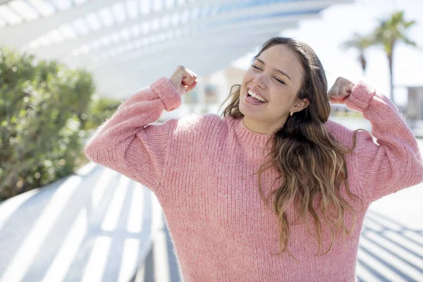 Vacker Latinamerikansk Kvinna Känner Sig Lycklig Positiv Och Framgångsrik Firar — Stockfoto