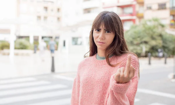 Muito Jovem Mulher Sentindo Raiva Irritado Rebelde Agressivo Lançando Dedo — Fotografia de Stock
