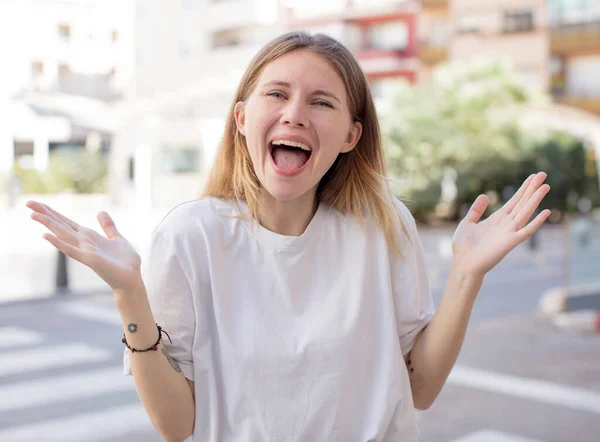 Mooie Jonge Vrouw Voelt Zich Gelukkig Opgewonden Verrast Geschokt Glimlachend — Stockfoto