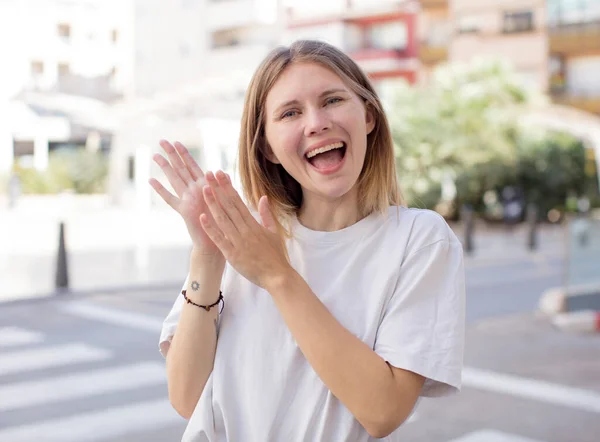 Güzel Genç Bir Kadın Mutlu Başarılı Hissediyor Gülümsüyor Alkışlıyor Alkışlarla — Stok fotoğraf
