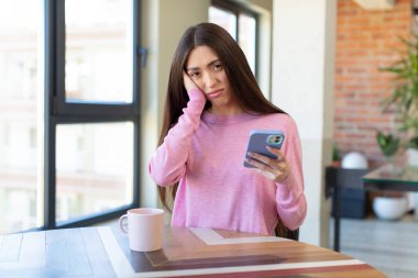 Sıkıldım, hayal kırıklığına uğradım ve yorucu bir günün ardından uykum geldi. akıllı telefon kavramı