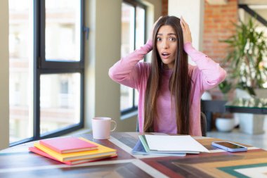 Son derece şaşkın ve şaşırmış hissediyorum. üniversite öğrencisi