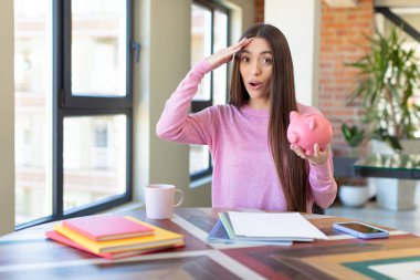 Mutlu, şaşkın ve şaşırmış görünüyor. Domuz kumbarası konsepti