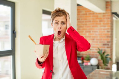 Genç ve güzel bir kadın şok olmuş ve şaşırmış hissediyor. Ramen eriştesi konsepti