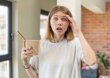 Genç ve güzel bir kadın mutlu görünüyor, şaşırmış ve şaşırmış. Noonles konsepti.