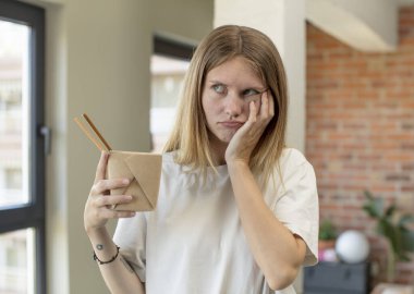 Genç ve güzel bir kadın sıkıcı bir erişte konseptinden sonra sıkılmış, hayal kırıklığına uğramış ve uykulu hissediyor.