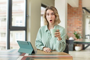 Güzel bir kadın son derece şaşırmış ve şok olmuş hissediyor. dokunmatik ekran konsepti