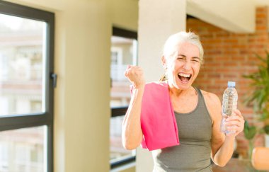 Yaşlı, güzel bir kadın sinirli, sinirli ve sinirli görünüyor. fitness konsepti