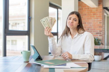 Genç, güzel bir kadın üzgün ve mızmızlanıyor. Mutsuz bir bakışı var ve ağlıyor. Evden işe dolaşma kavramı