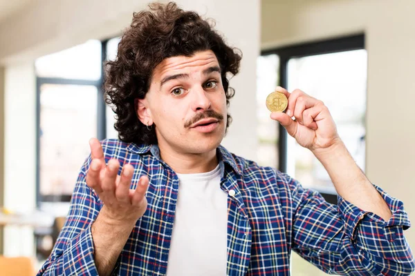 Jovem Homem Bonito Com Uma Moeda Bitcoin Casa Interior — Fotografia de Stock