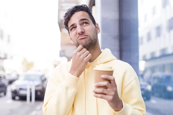 Латиноамериканец Красивый Мужчина Горячим Кофейным Напитком Открытая Концепция — стоковое фото