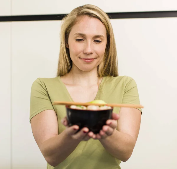Young Adult Pretty Blonde Woman Eating Ramen Noodles Bowl — Stockfoto