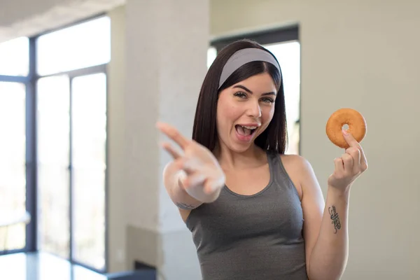 Jolie Jeune Femme Souriant Joyeusement Offrant Montrant Concept Concept Donut — Photo