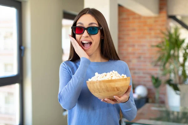 Sentir Feliz Surpreendido Com Algo Inacreditável Popcorns Conceito Filme — Fotografia de Stock