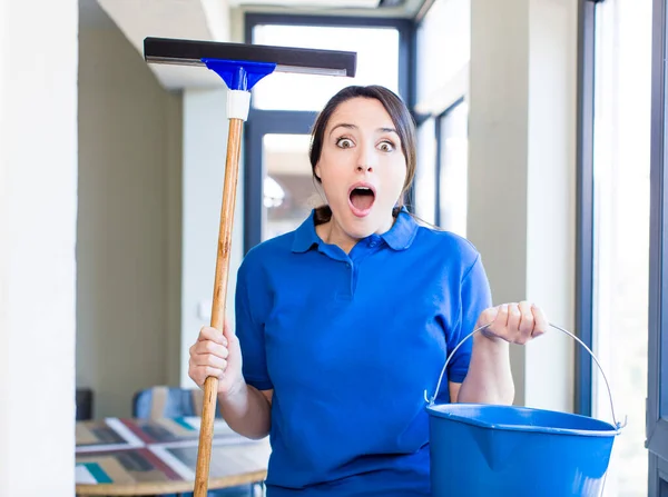 Conceito Lavadora Janelas Adulto Jovem Limpeza Interior Casa — Fotografia de Stock