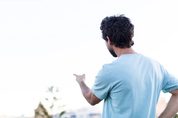 Young Adult Man Backwards Looking Something Outdoors — Fotografia de Stock